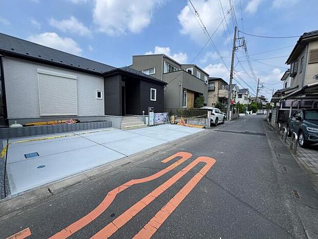 前面道路を含めた現地写真です。