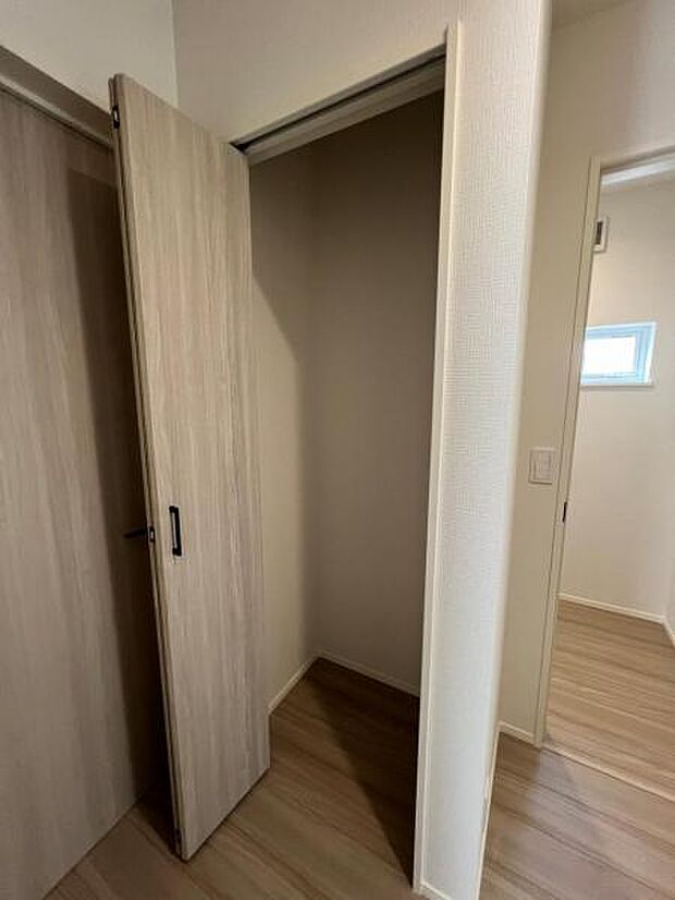 家の中がすっきり片付くホール収納です