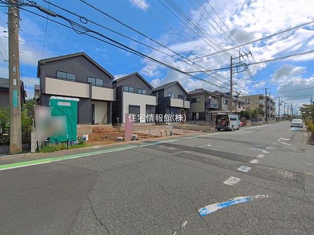 前面道路を含めた現地写真です。