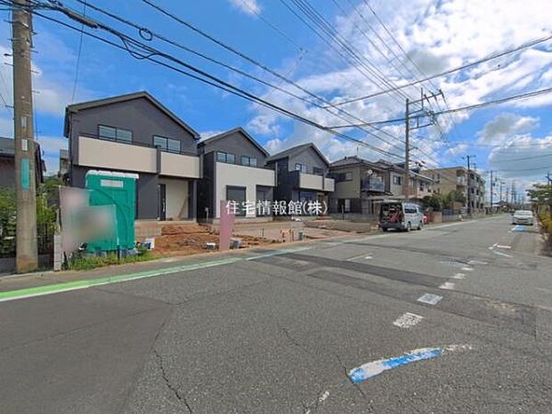 前面道路を含めた現地写真です。