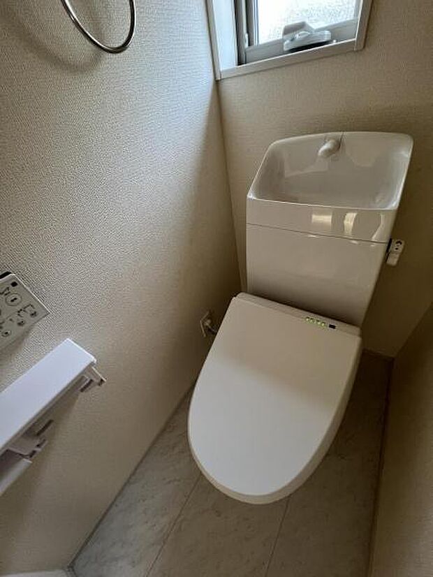 ほっと安らげるトイレ空間です。シャワー洗浄機能付のトイレは、清潔感が印象的な空間ですね。