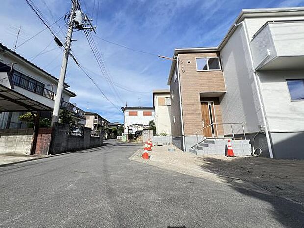 前面道路を含めた現地写真です。住宅地につき落ち着いた新生活を始められそうです。