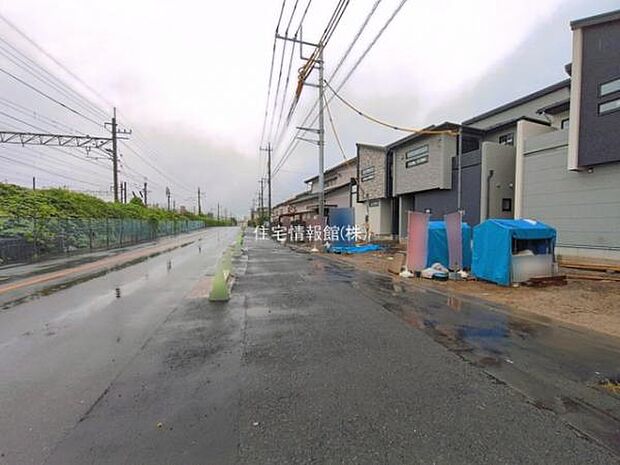前面道路を含めた現地写真です。