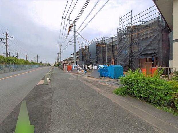 前面道路を含めた現地写真です。