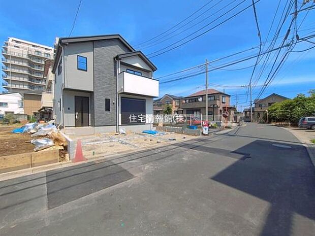 前面道路を含めた現地写真です。