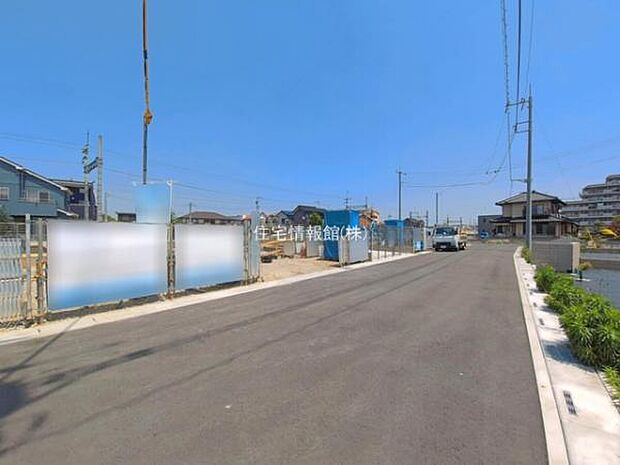 前面道路を含めた現地写真です。