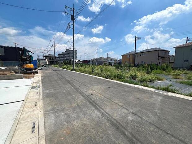 前面道路を含めた現地写真です。