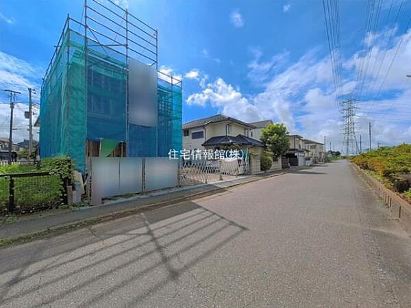 前面道路を含めた現地写真です。