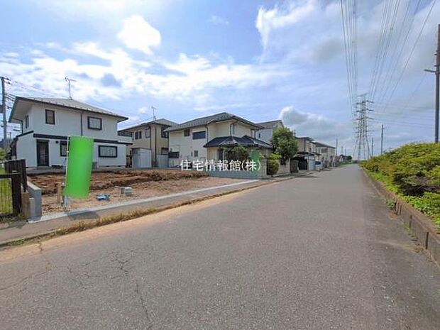 前面道路を含めた現地写真です。