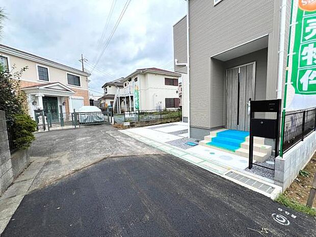 前面道路を含めた現地写真です。