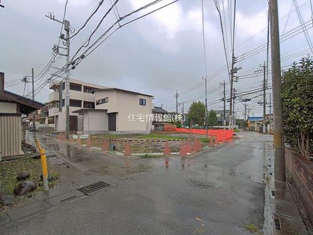 前面道路を含めた現地写真です。