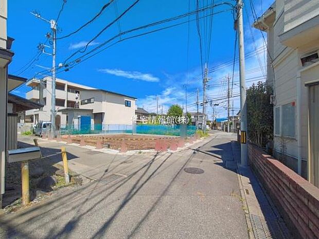 前面道路を含めた現地写真です。