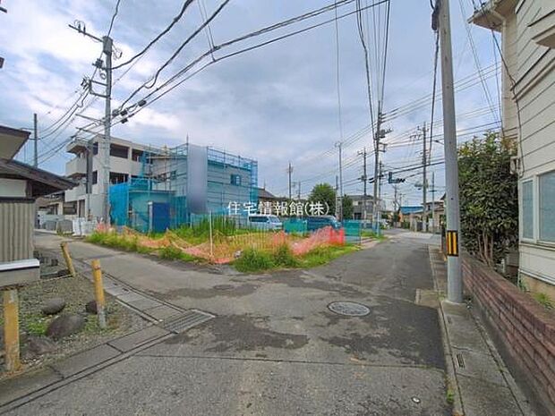 前面道路を含めた現地写真です。