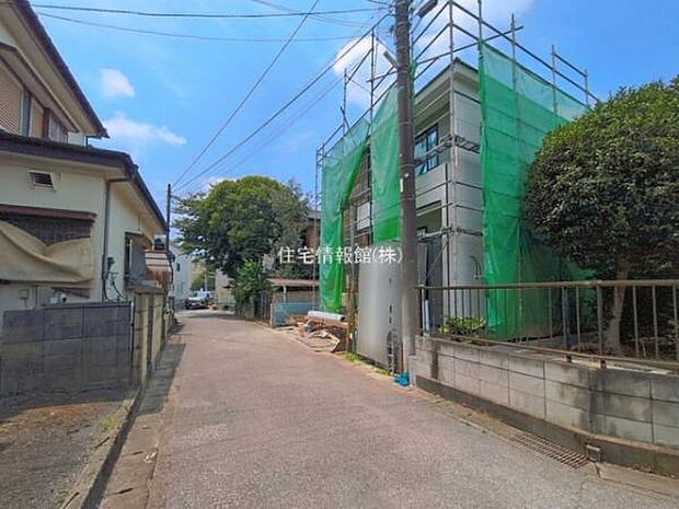 前面道路を含めた現地写真です。