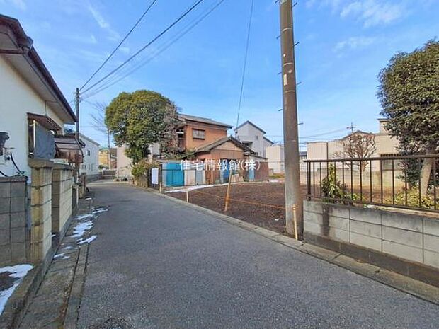 前面道路を含めた現地写真です。