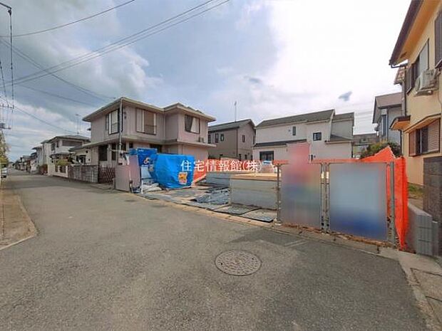 前面道路を含めた現地写真です。