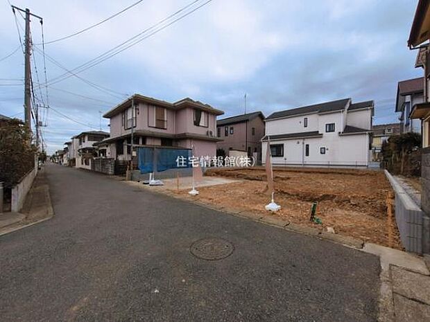 前面道路を含めた現地写真です。