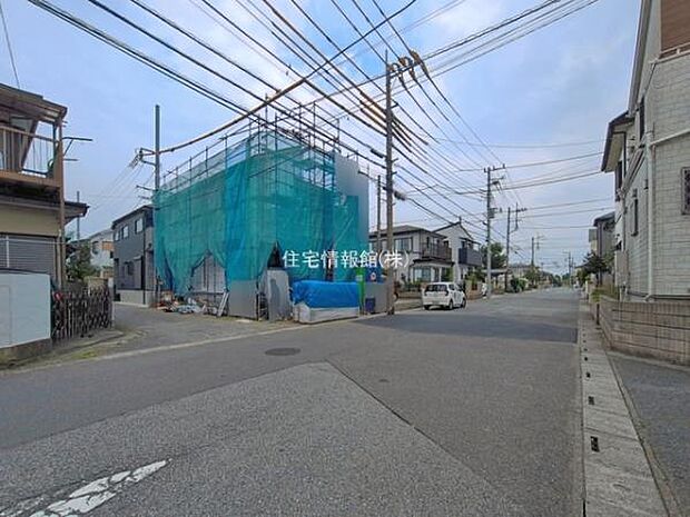 前面道路を含めた現地写真です。