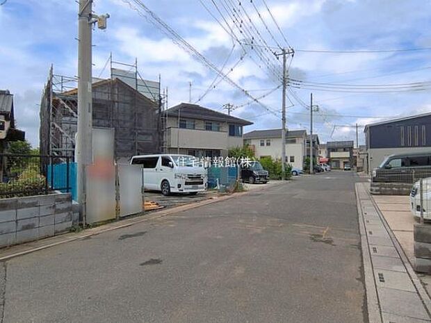 前面道路を含めた現地写真です。