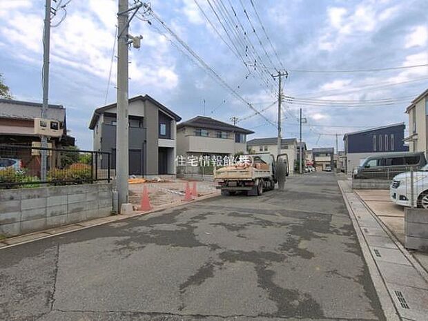 前面道路を含めた現地写真です。