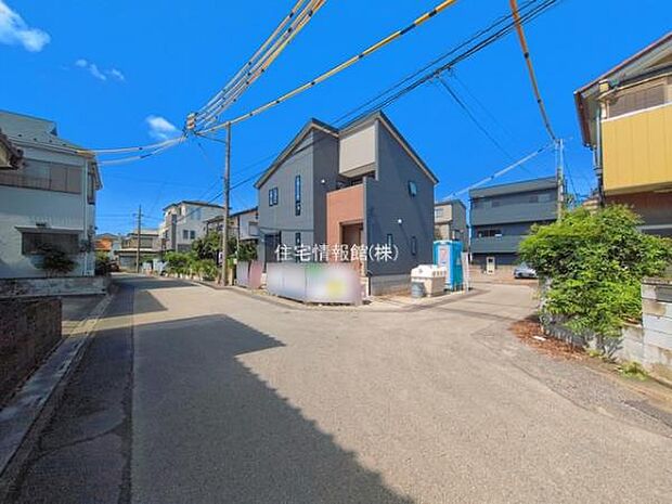 前面道路を含めた現地写真です。