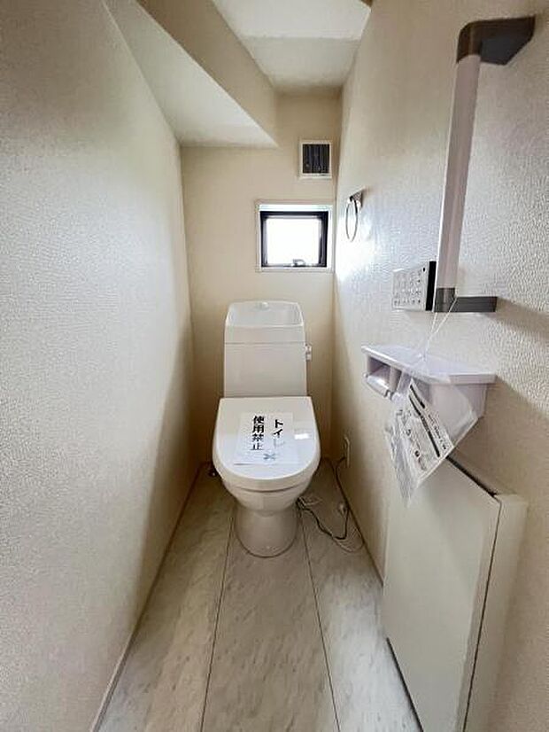 ほっと安らげるトイレ空間です。シャワー洗浄機能付のトイレは、清潔感が印象的な空間ですね。