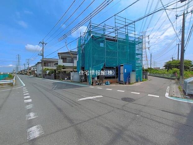 前面道路を含めた現地写真です。