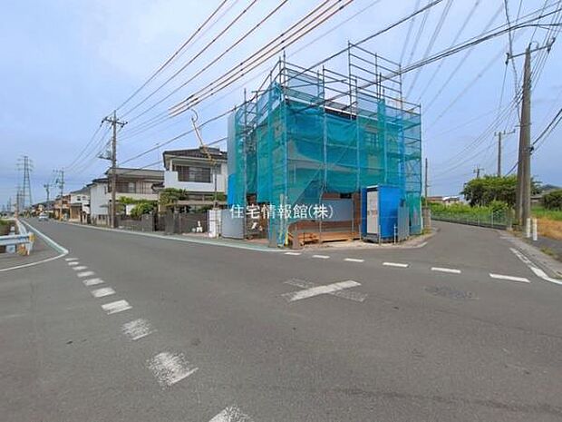 前面道路を含めた現地写真です。