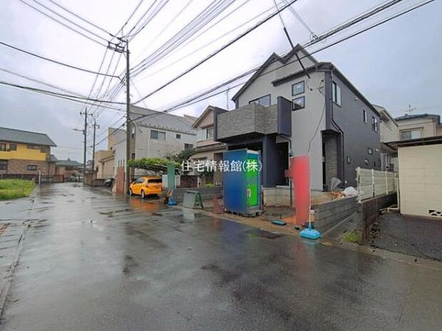 前面道路を含めた現地写真です。