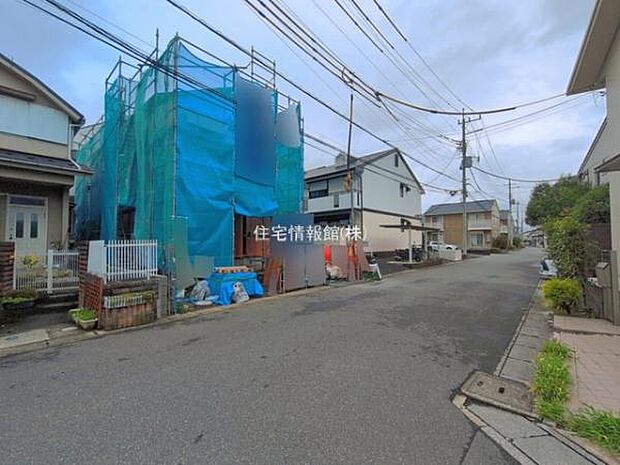 前面道路を含めた現地写真です。