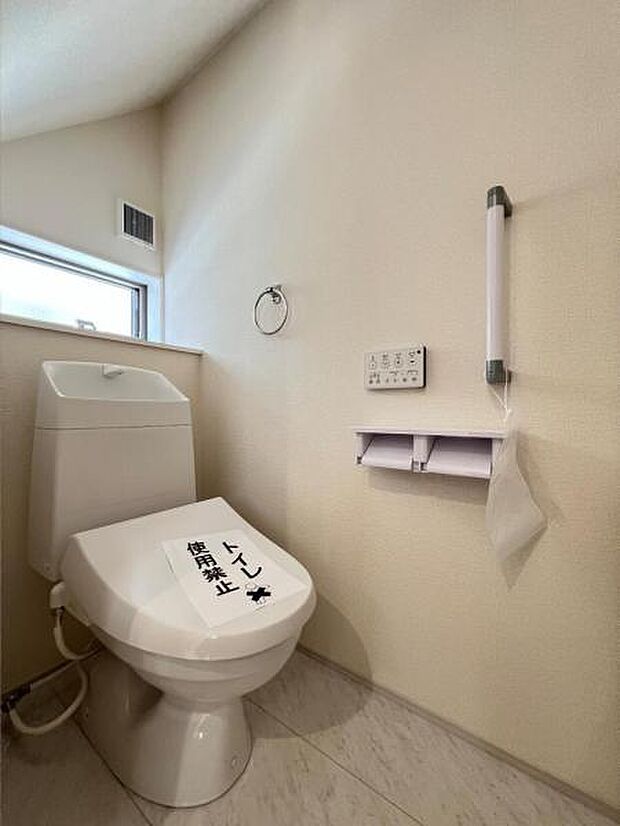 ほっと安らげるトイレ空間です。シャワー洗浄機能付のトイレは、清潔感が印象的な空間ですね。
