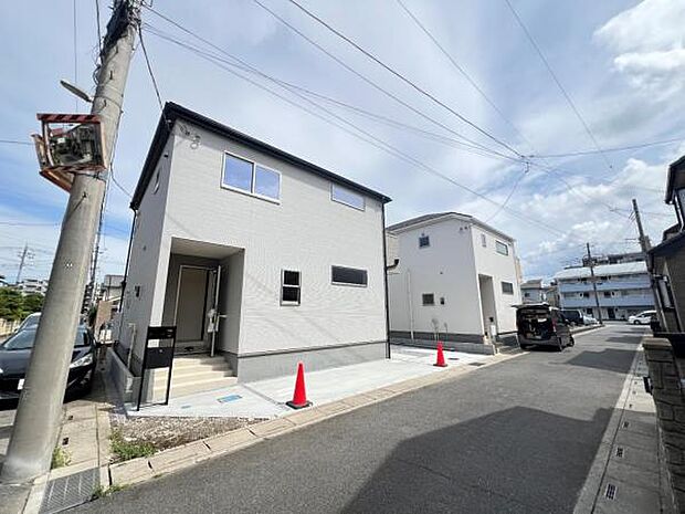 前面道路を含めた現地写真です。住宅地につき落ち着いた新生活を始められそうです。