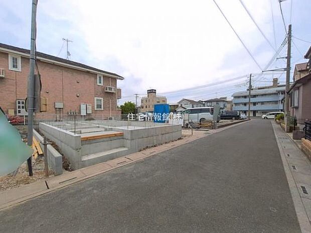 前面道路を含めた現地写真です。