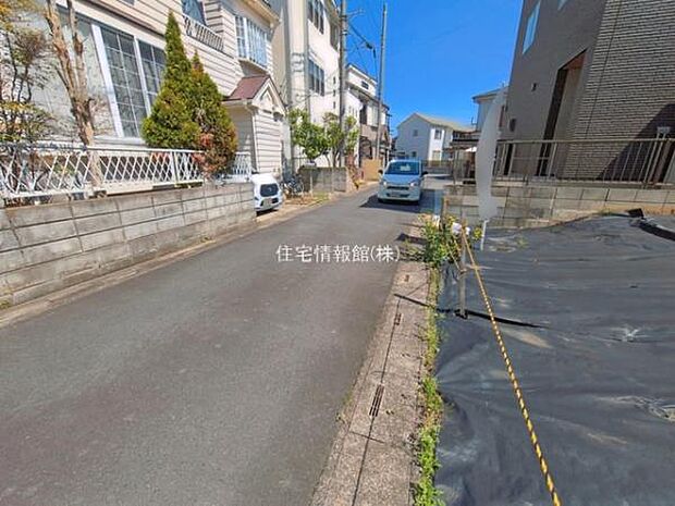 前面道路を含めた現地写真です。