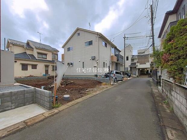 前面道路を含めた現地写真です。
