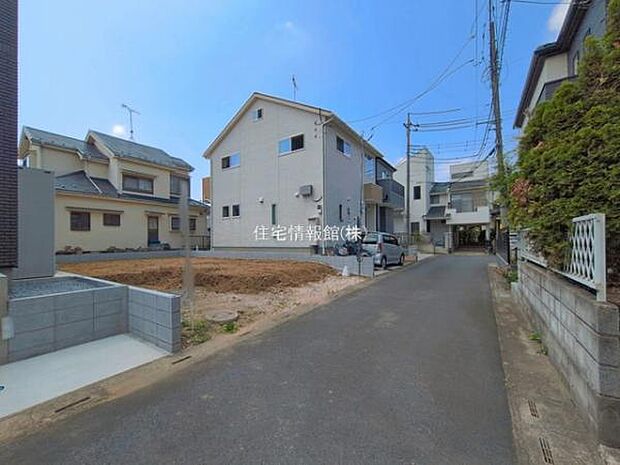 前面道路を含めた現地写真です。