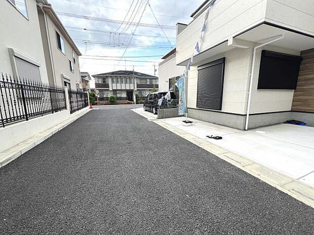 前面道路を含めた現地写真です。