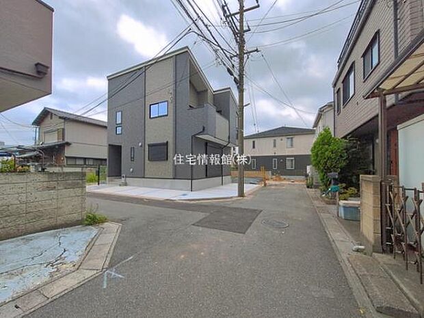 前面道路を含めた現地写真です。