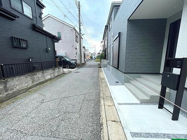 前面道路を含めた現地写真です。