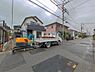 外観：前面道路を含めた現地写真です。