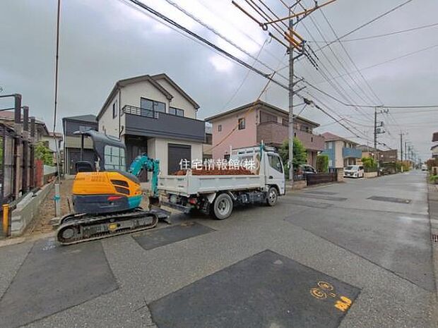 前面道路を含めた現地写真です。