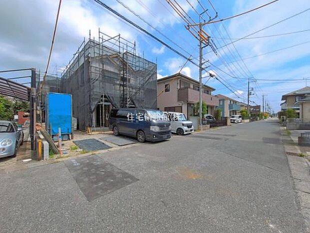 前面道路を含めた現地写真です。