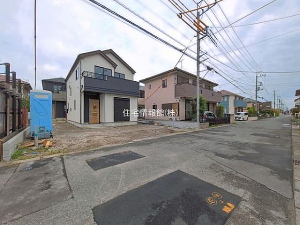 前面道路を含めた現地写真です。