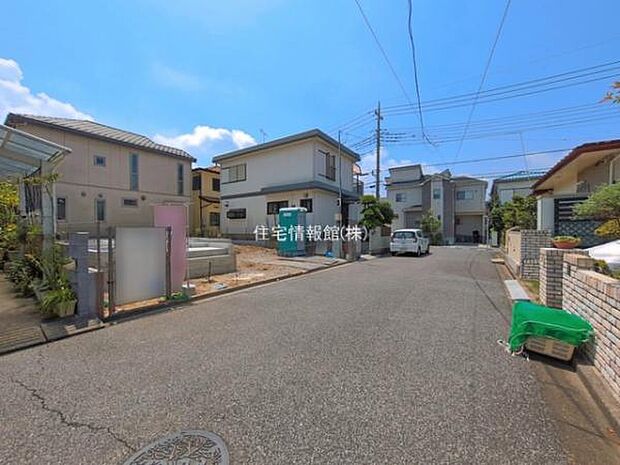 前面道路を含めた現地写真です。