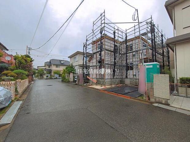 前面道路を含めた現地写真です。