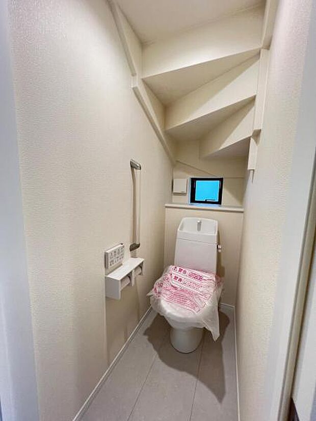 シャワー洗浄機能付のトイレは、清潔感が印象的な空間ですね。