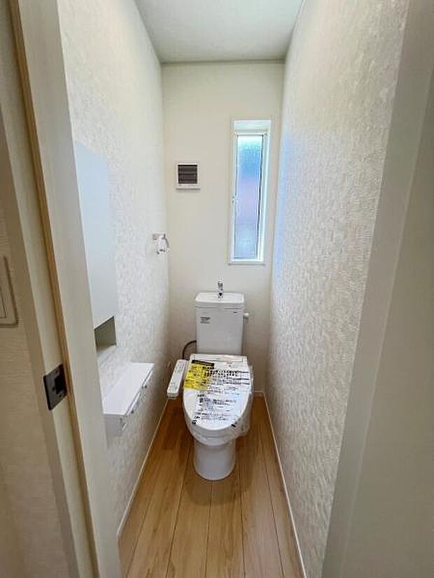 シャワー洗浄機能付のトイレは、清潔感が印象的な空間ですね。