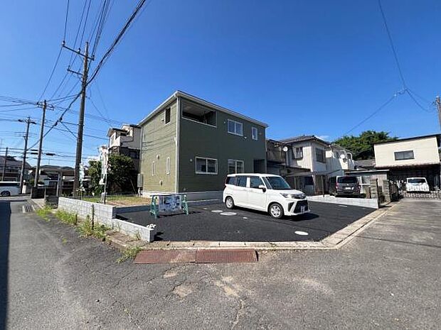 前面道路を含めた現地写真です。住宅地につき落ち着いた新生活を始められそうです。