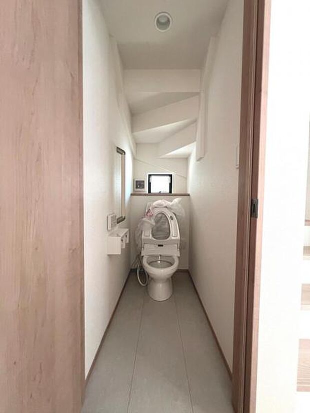 ほっと安らげるトイレ空間です。シャワー洗浄機能付のトイレは、清潔感が印象的な空間ですね。