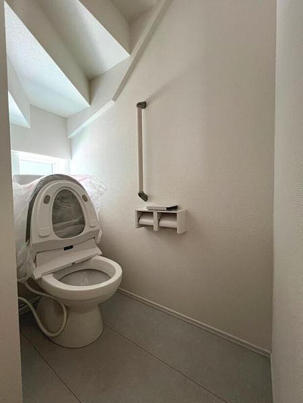 ほっと安らげるトイレ空間です。シャワー洗浄機能付のトイレは、清潔感が印象的な空間ですね。